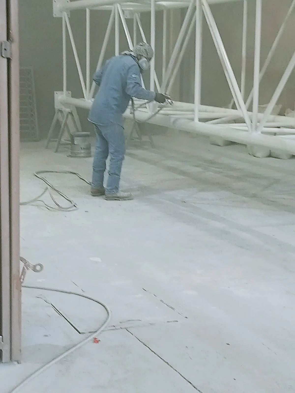Aplicación de recubrimiento sobre estructura metálica fabricada por GIDSA