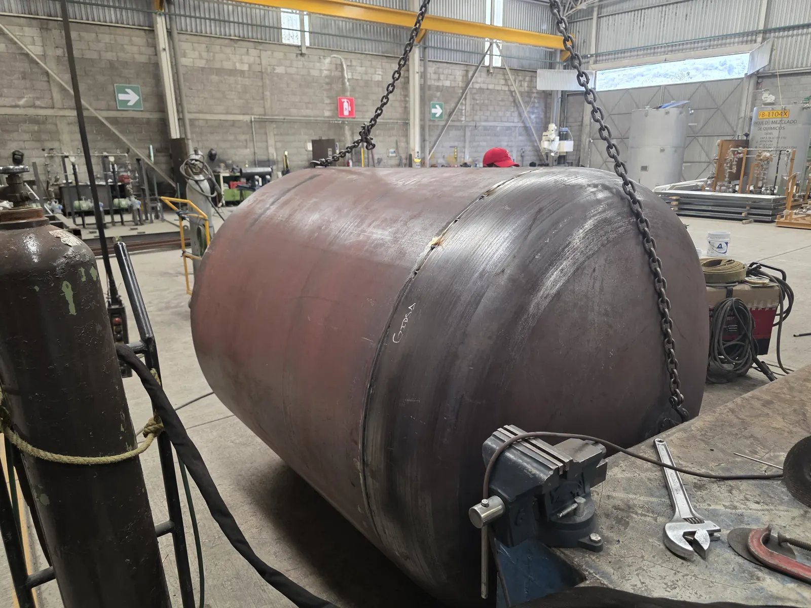 Armado del cuerpo y las tapas de un tanque en la planta de GIDSA