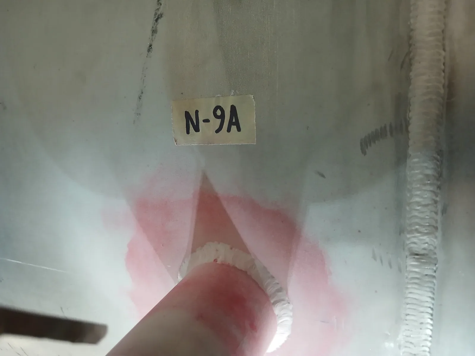 Ensayo por líquidos penetrantes sobre una soldadura, en la planta de GIDSA