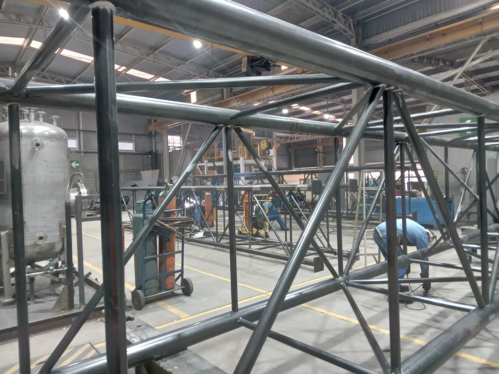 Estructura metálica industrial en fabricación en la planta de GIDSA