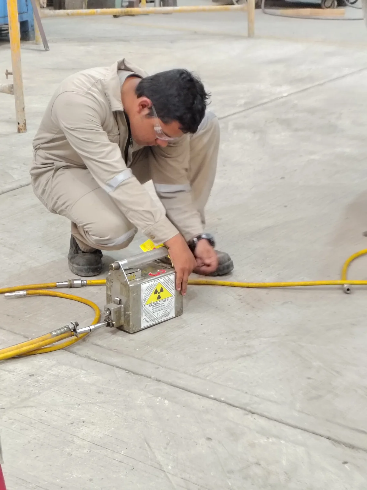 Fuente de radiografía industrial usada para inspeccionar soldaduras