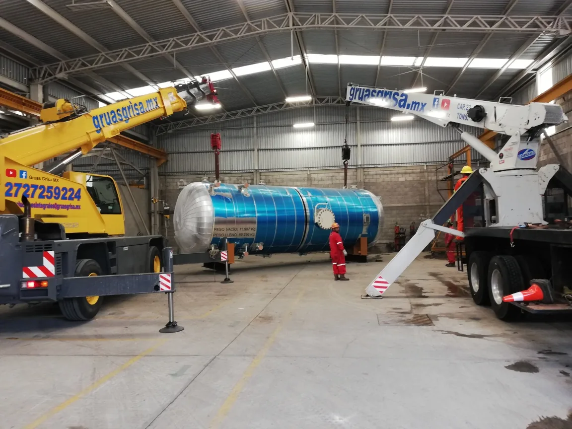 Izaje del tanque de antiespumante entregado a la Refinería Olmeca