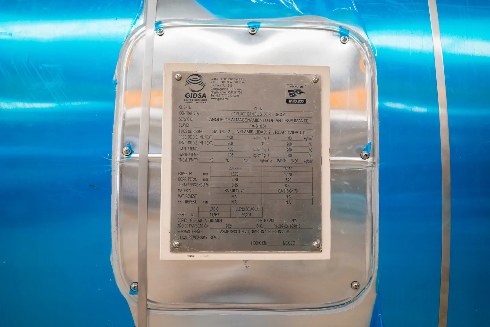 Placa de identificación del tanque de antiespumante entregado a ICA Flúor Daniel