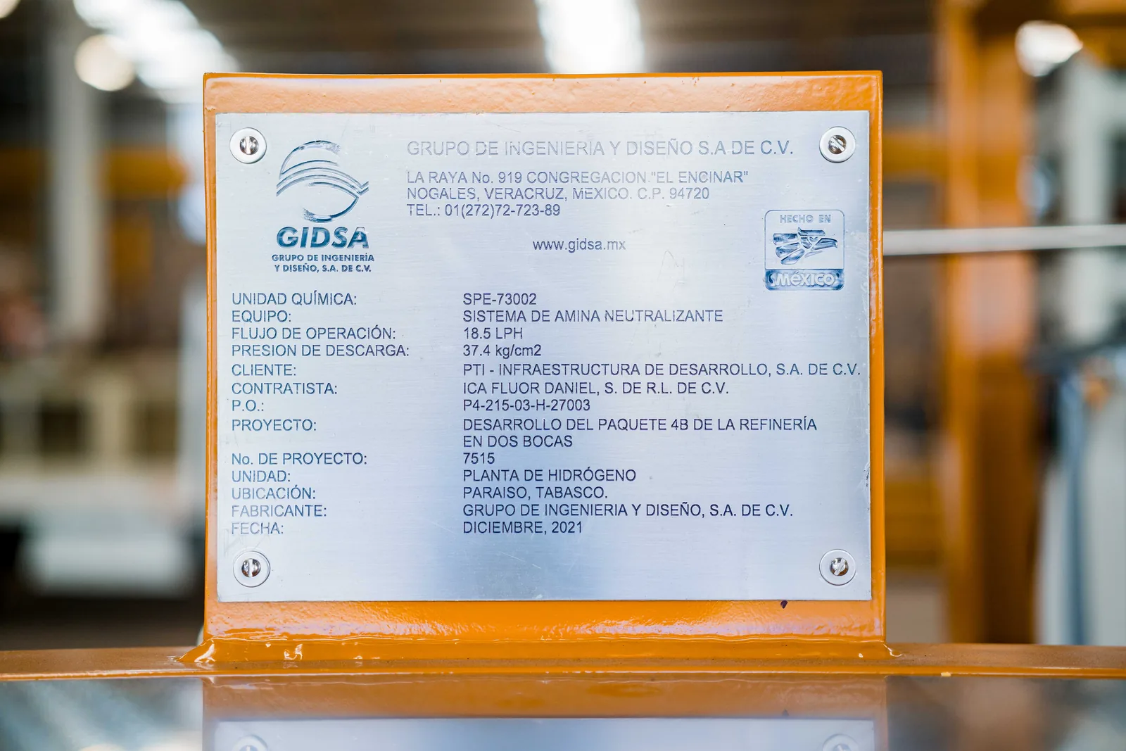 Placa de identificación de un equipo entregado a la Refinería Olmeca, en Dos Bocas