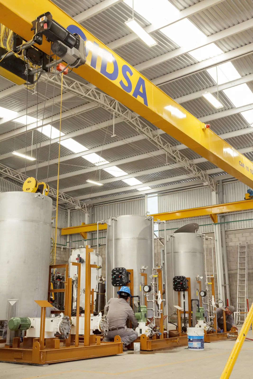 Nave de fabricación de GIDSA con grúa viajera y equipo en proceso
