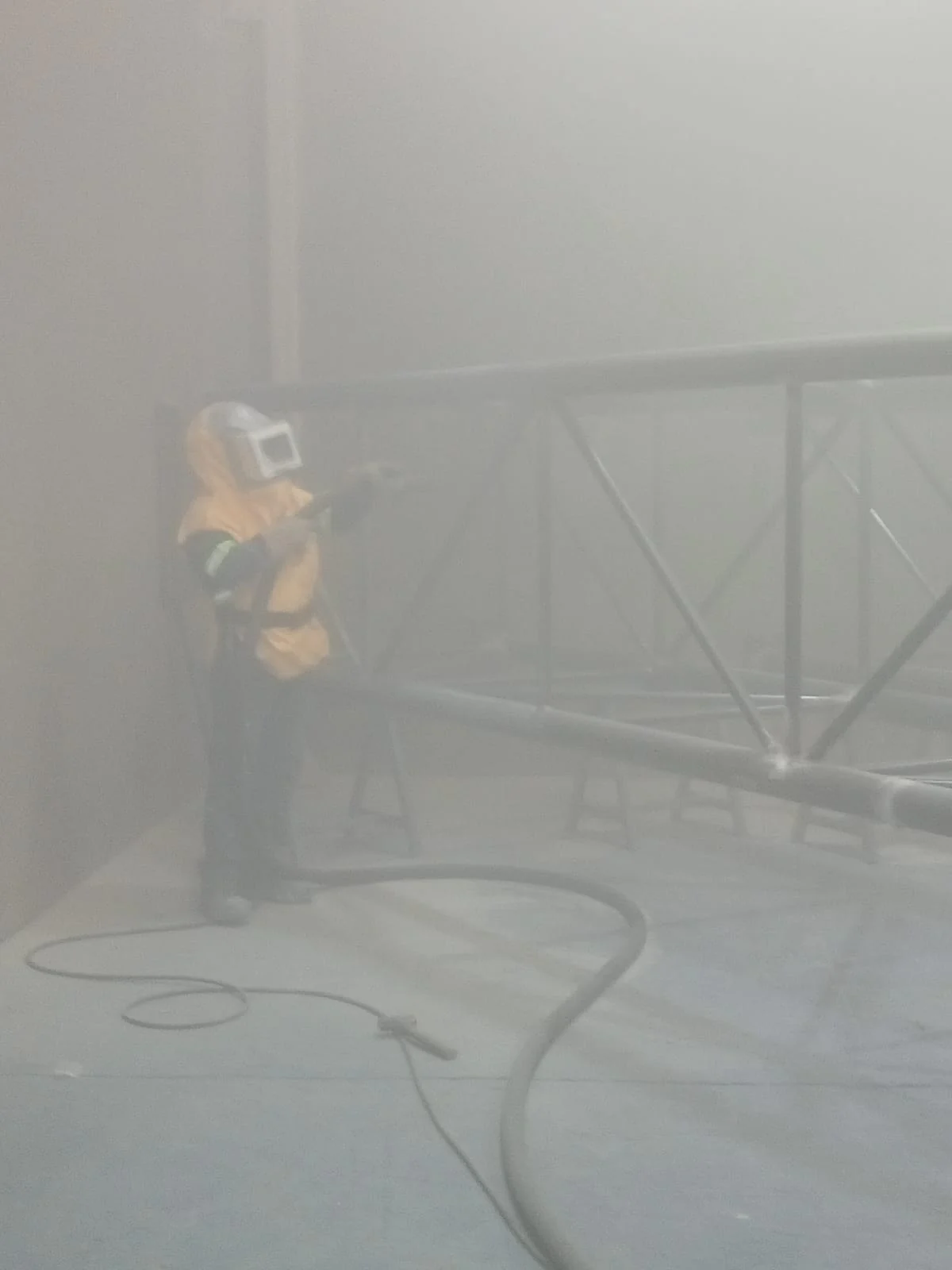 Sandblasteo de una estructura metálica en el taller de GIDSA en Nogales, Veracruz