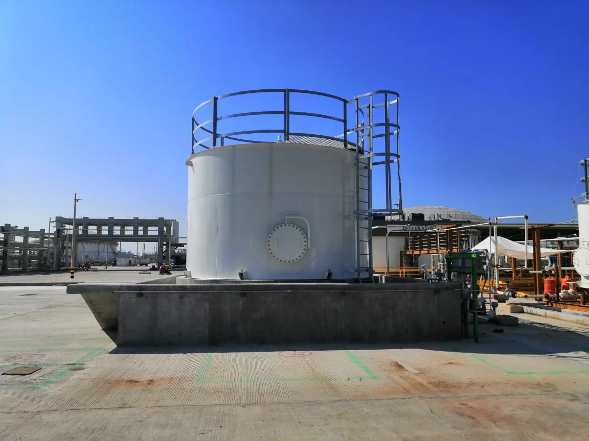 Tanque atmosférico vertical de fondo plano fabricado por GIDSA, instalado sobre dique de contención en la Refinería Olmeca