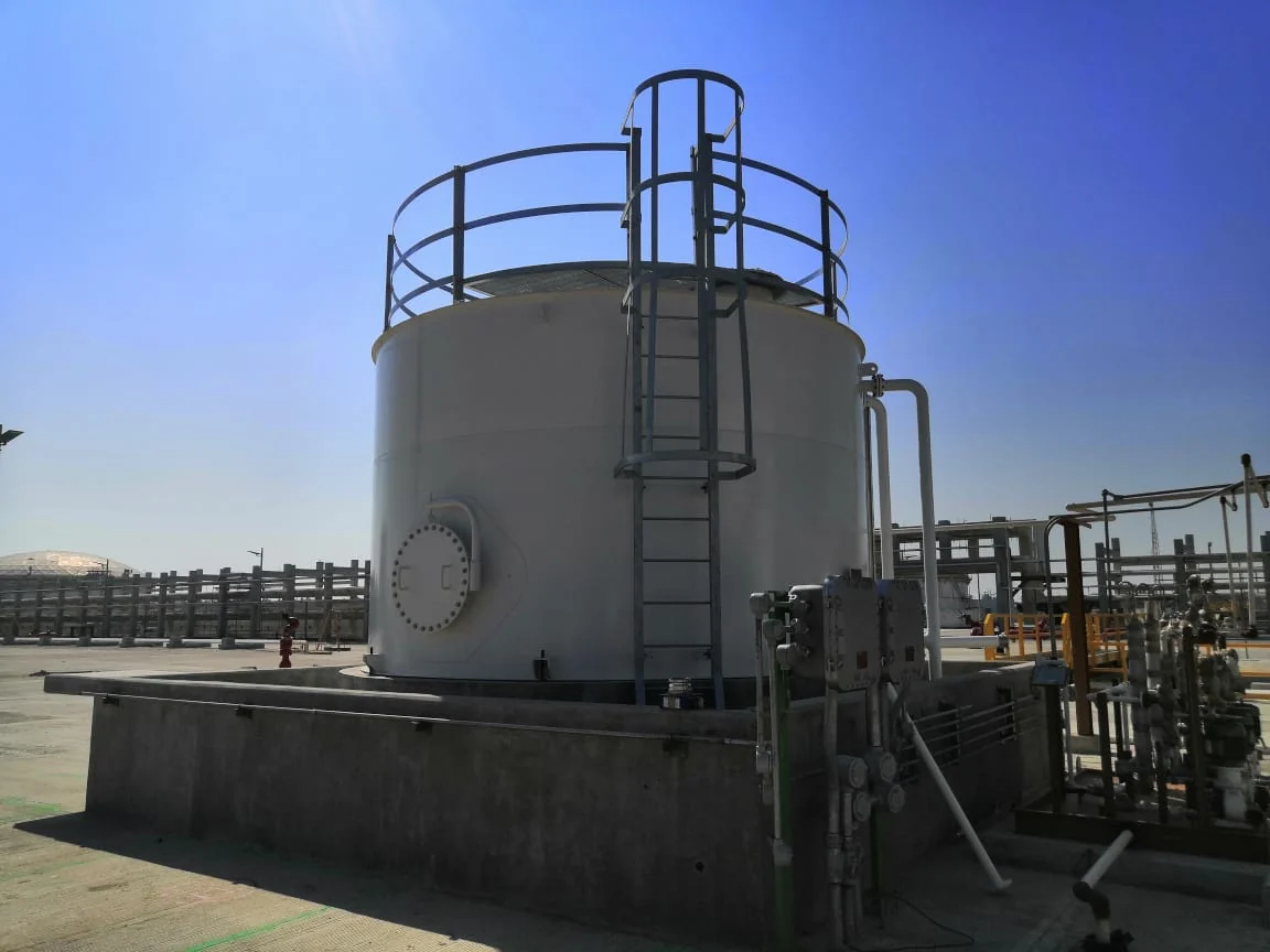 Tanque atmosférico fabricado por GIDSA visto desde el lado de la instrumentación, en la Refinería Olmeca de Dos Bocas