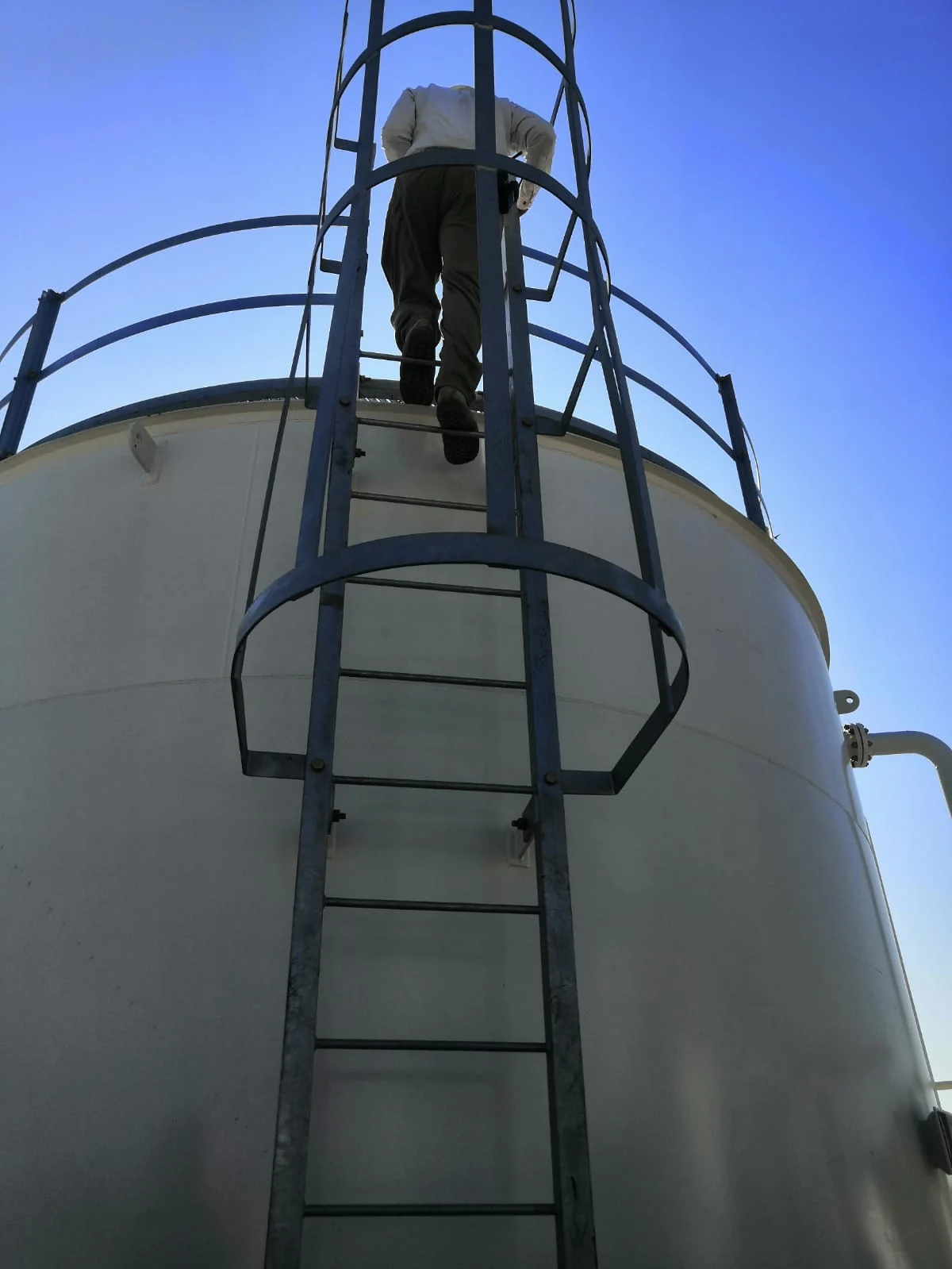 Tanque de detergente dispersante fabricado por GIDSA, instalado en la Refinería Olmeca; un ingeniero sube por la escalera con jaula
