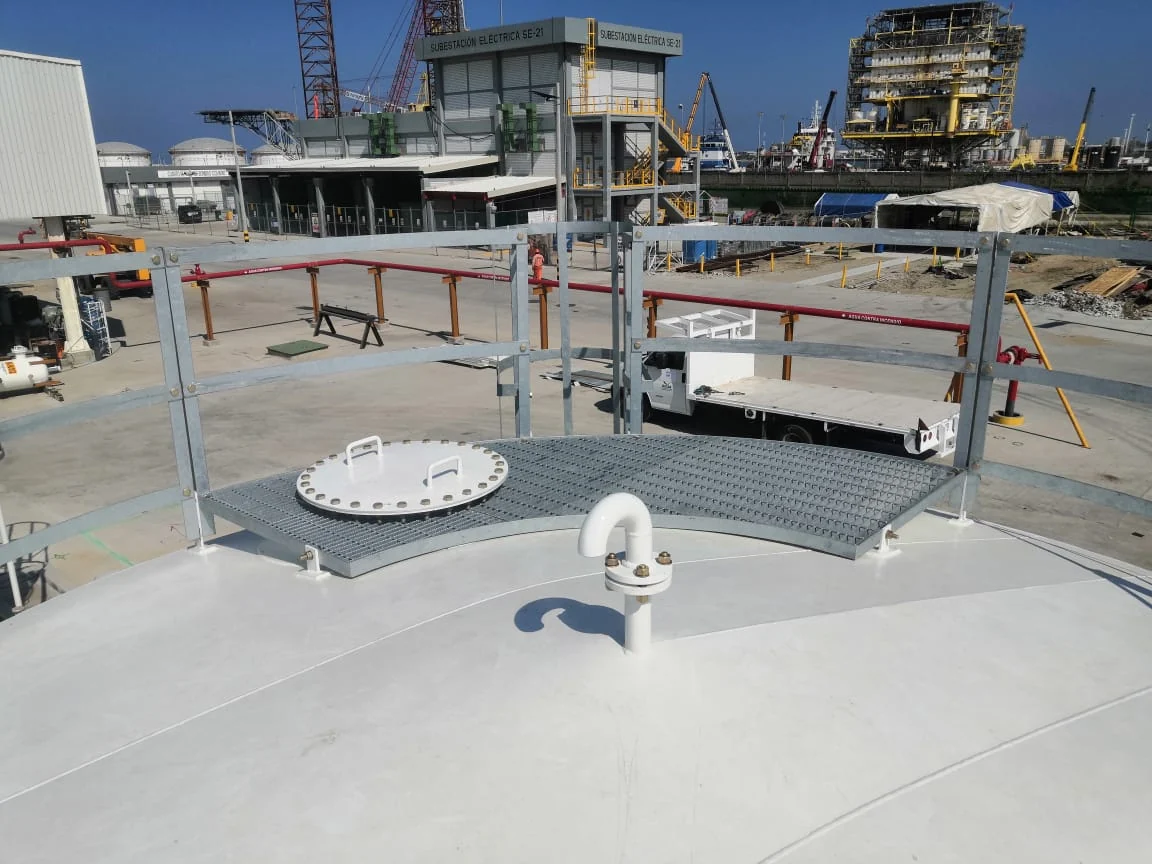 Techo de un tanque atmosférico fabricado por GIDSA: plataforma de rejilla, registro embridado y respiradero